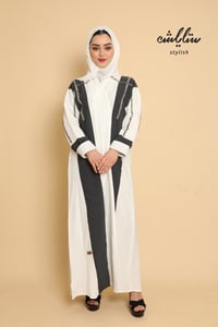 عباية لنن لف باللون الأبيض والرصاصي الغامق - صورة 2