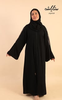 عباية كويتي باللون الأسود مطرزة على الكم - صورة 2