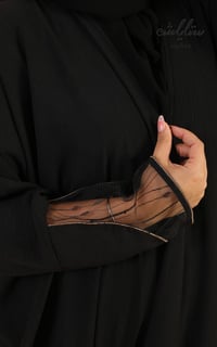 عباية لنن لف باللون الأسود مزينة بدانتيل وكريستال على الكم  - صورة 6