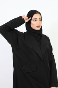 عباية كلاسيك لف بياقة مزينة بكريستال - صورة 4