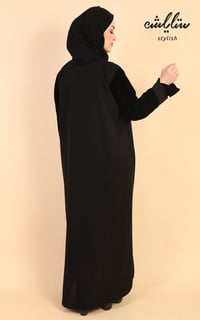 عباية لمسة شتوية كريب ازرار باللون الاسود والكم كويتي وعليه مخمل - صورة 8