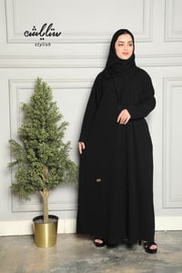 عباية كويتي بأزرار بلون أسود مخطط - صورة 1