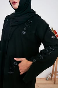 عباية أنيقة باللون الأسود بجيب مع شك ناعم - صورة 4