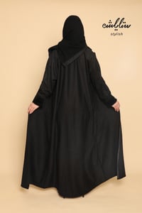 عباية لف شتوية باللون الأسود مزينة بالفرو  - صورة 10