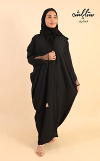 عباية لنن لف باللون الأسود مزينة بدانتيل وكريستال على الكم  - صورة 2