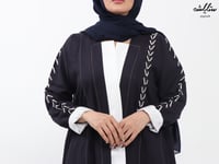 عباية لنن لف باللون الكحلي والأبيض - صورة 7