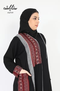 عباية اوركيدا كريب باللون الأسود - صورة 4