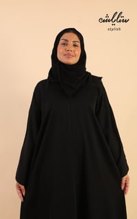 عباية كويتي باللون الاسود بكسرات وكريستال على الاكمام - صورة 3