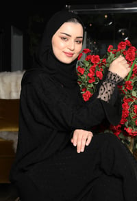 عباية بلون اسود منقط بدانتيل على الأكمام - صورة 3