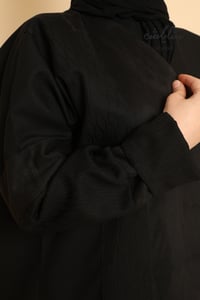 عباية شتوية باللون الأسود تدخيلات شامواه - صورة 5
