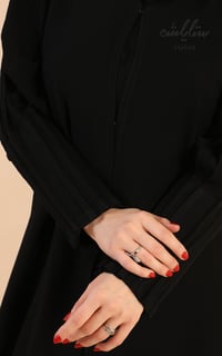 عباية باللون الأسود مزينة بكسرات على الكم - صورة 6