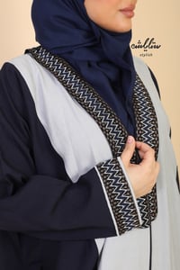 عباية لف كريب باللون الكحلي والرصاصي بكلفة على العباية - صورة 5