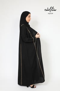 عباية كلاسيك لف بتطريز ملون - صورة 3