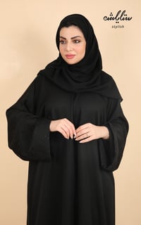 عباية باللون الأسود مزينة بكريستال مشجر على الاكمام  - صورة 3