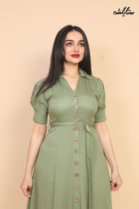 فستان ميدي ناعم باللون الزيتي مزين بأزرار بتصميم يأخذك إلى عالم السبعينات - صورة 7