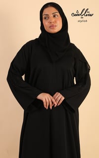 عباية كويتي باللون الاسود بكسرات وكريستال على الاكمام - صورة 5