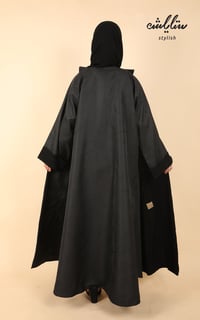 عباية بأزرار باللون الأسود بجاكار مشجر - صورة 9
