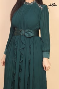 فستان شيفون بيليسيه باللون العشبي مزين بكريستال - صورة 6