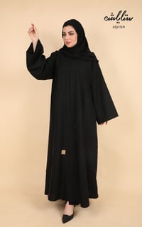 عباية باللون الأسود مطرزة بكريستال - صورة 2
