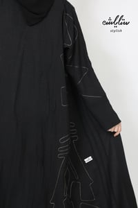 عباية لف باللون الأسود مطرزة - صورة 6