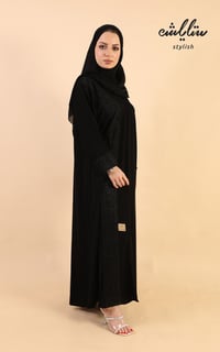 عباية ملكي باللون الأسود مطرزة - صورة 3