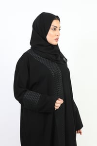 عباية كلاسيك من الكريب بتطريز من الأمام - صورة 2