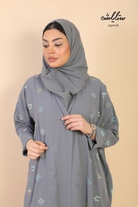 عباية كريب لف باللون الرصاصي بتطريز على كامل العباية - صورة 3