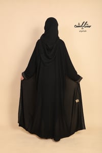 عباية لف مزينة بتطريز باللون الذهبي - صورة 6