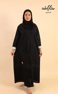 عباية كلاسيك باللون الاسود مزينة بتدخيلات باللون الذهبي - صورة 3