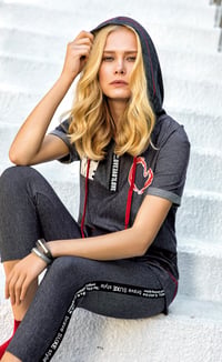 طقم رياضي مكون من قطعتين بقبعة وبخامة جميلة وطلة عصرية - صورة 1