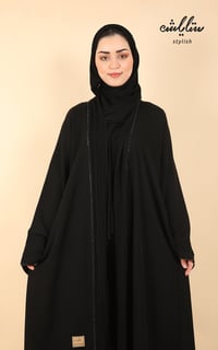 عباية لف باللون الأسود بكسرات من الخلف والأكمام - صورة 4