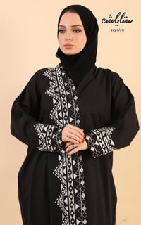 عباية لنن لف باللون الأسود مطرزة - صورة 4