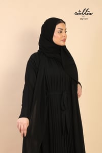 عباية لف باللون الأسود بكسرات على العباية - صورة 4