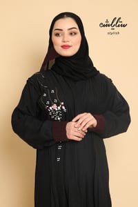 عباية لنن لف باللون الأسود مزينة بشك - صورة 3
