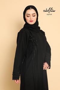 عباية اماراتي باللون الأسود بأزرار - صورة 3