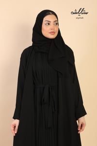 عباية لف باللون الأسود بكسرات على العباية - صورة 3