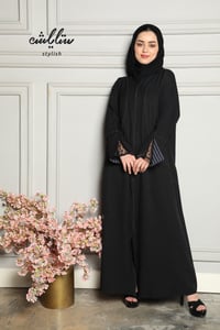 عباية لنن سوداء بدانتيل على الأكمام - صورة 3