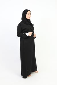 عباية كلاسيك لف مزينة ببليسيه أبيض على الكم  - صورة 3
