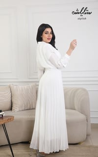 فستان كسرات طويل باللون الأبيض - صورة 6