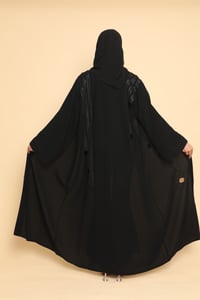 عباية واسعة باللون الأسود بشك ناعم - صورة 6