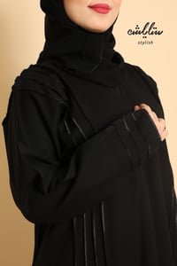 عباية اماراتي باللون الأسود بأزرار - صورة 5