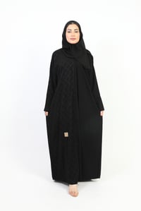 عباية كلاسيك من الكريب بتطريز من الأمام - صورة 1