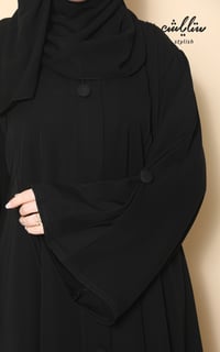 عباية كويتي ازرار ديكور مقفل من الامام باللون الاسود  - صورة 4