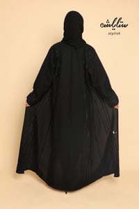 عباية اماراتي باللون الأسود بأزرار - صورة 9