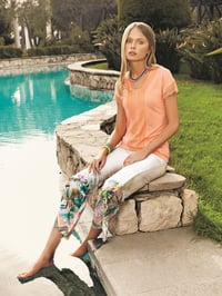 طقم راقي مكون من ثلاث قطع بتوب برتقالي أنيق مزين بالدانتيل ورداء وبنطال بطبعات الورد بخامة ناعمة - صورة 2