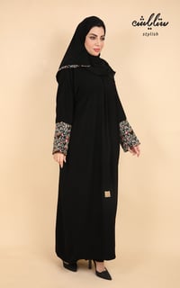 عباية ملكي باللون الأسود بتطريز على الكم  - صورة 2