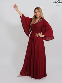 فستان راقي بكسرات باللون العنابي بتصميم لف - صورة 4