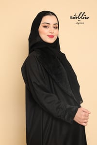 عباية لف شتوية باللون الأسود مزينة بالفرو  - صورة 9