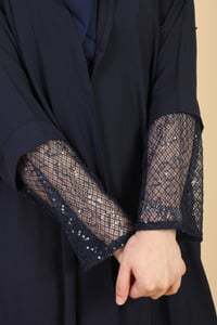 عباية كريب لف باللون الكحلي مزينة بدانتيل على الأكمام - صورة 6
