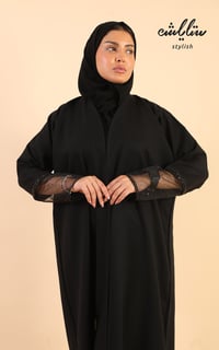 عباية كويتي لف باللون الاسود مزينة بدانتيل على الاكمام  - صورة 4